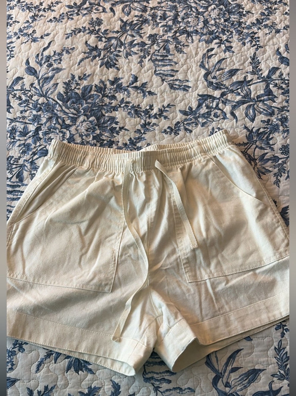 Women's off-white Elastic-Waist Drawstring Shorts